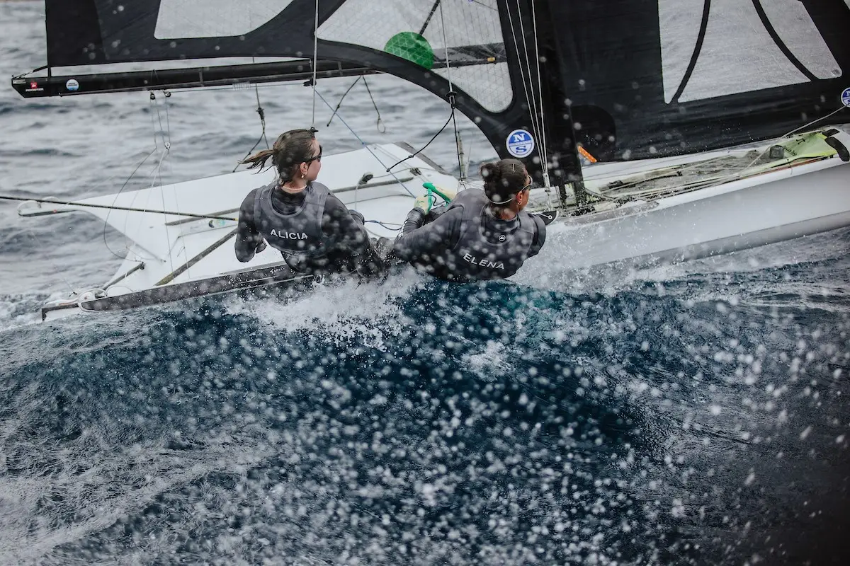 Formando Campeones en Vela: El Papel Crucial del Equipo Pluridisciplinar y el Reglamento